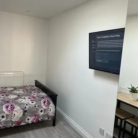 Modern Studio Flat With Free Parking Langley Marish Exterior photo