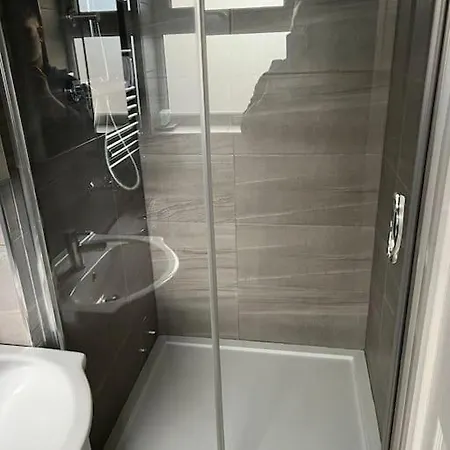 Modern Studio Flat With Free Parking Langley Marish Exterior photo