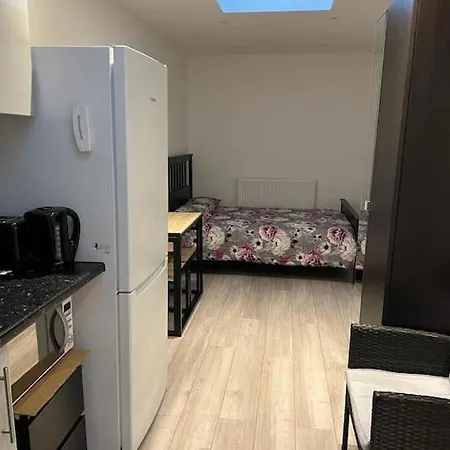 Modern Studio Flat With Free Parking Langley Marish Exterior photo