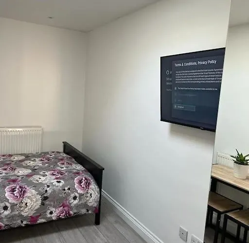 Modern Studio Flat With Free Parking